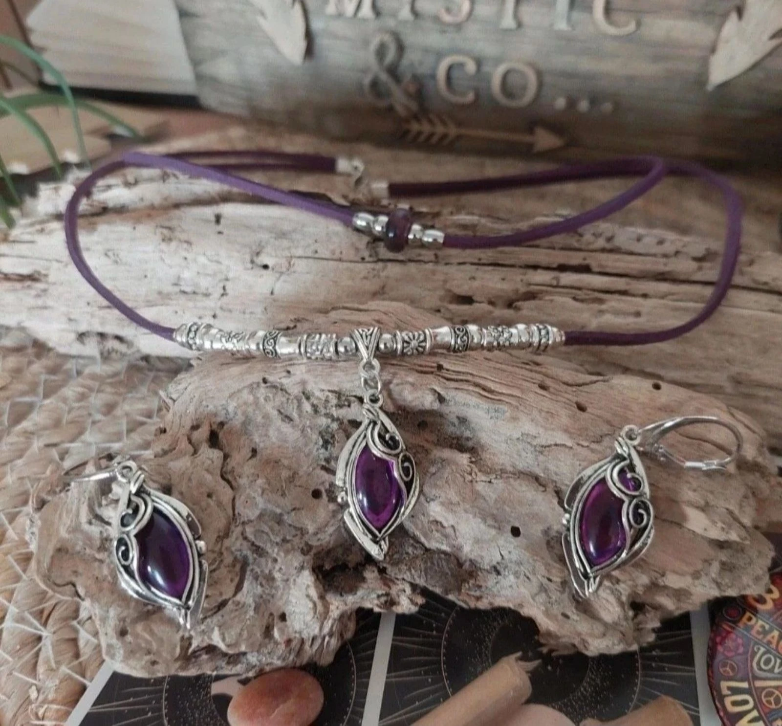 Parure boho místico de dos hilos con cabujón de espiral de resina translúcida violeta – photo 2